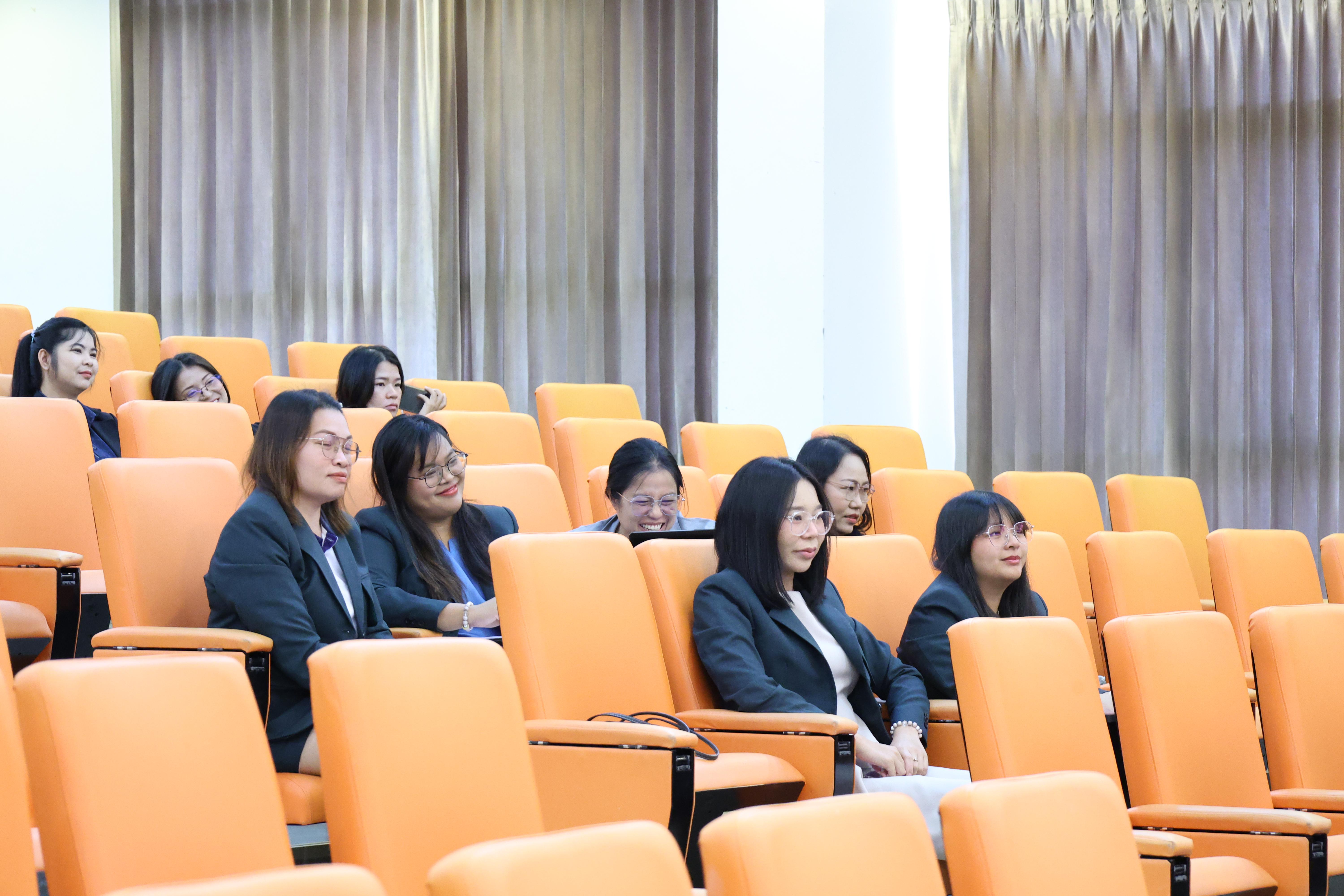 13. กิจกรรมอบรมเชิงปฏิบัติการ เรื่อง พัฒนาทักษะการทำวิจัยอย่างไรให้สำเร็จ และติดตามความก้าวหน้าการทำวิทยานิพนธ์/การค้นคว้าอิสระ สำหรับนักศึกษาระดับบัณฑิตศึกษา สาขาวิชาการบริหารการศึกษา